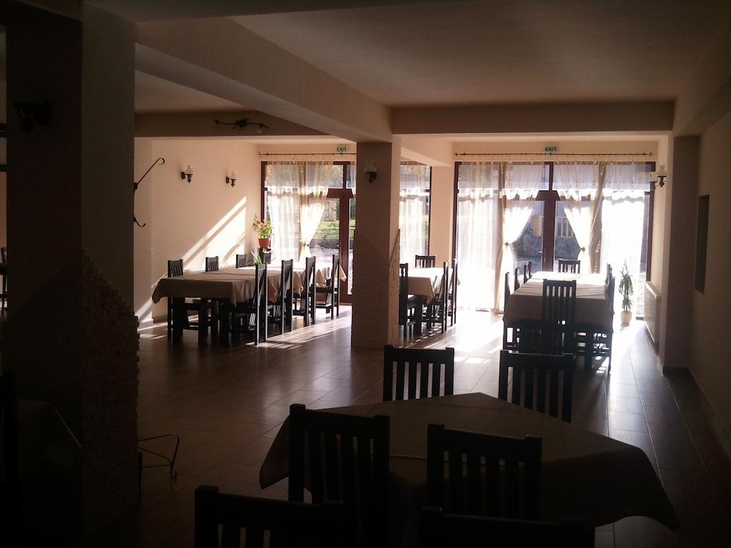 Pensiunea Roua Muntelui Dejani Bagian luar foto