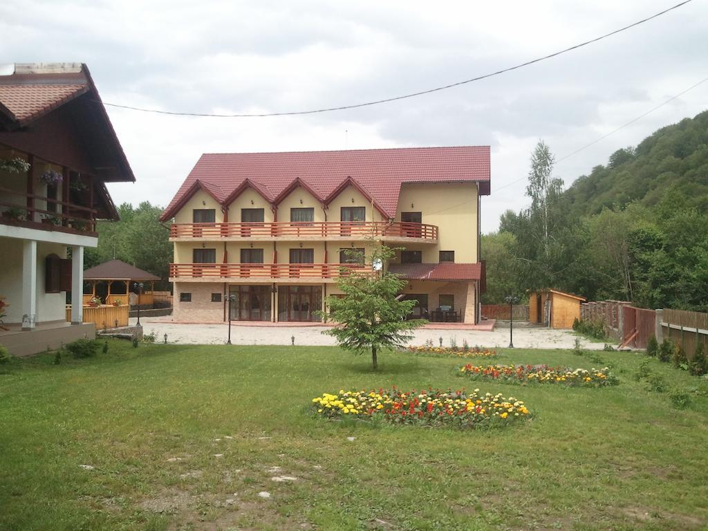 Pensiunea Roua Muntelui Dejani Bagian luar foto